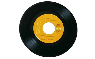 45 RPM Hank Snow  North to Chicago / Friends - NM original sleeve  RCA (1973)